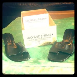 Donald J Pliner leather Valore single toe sandals